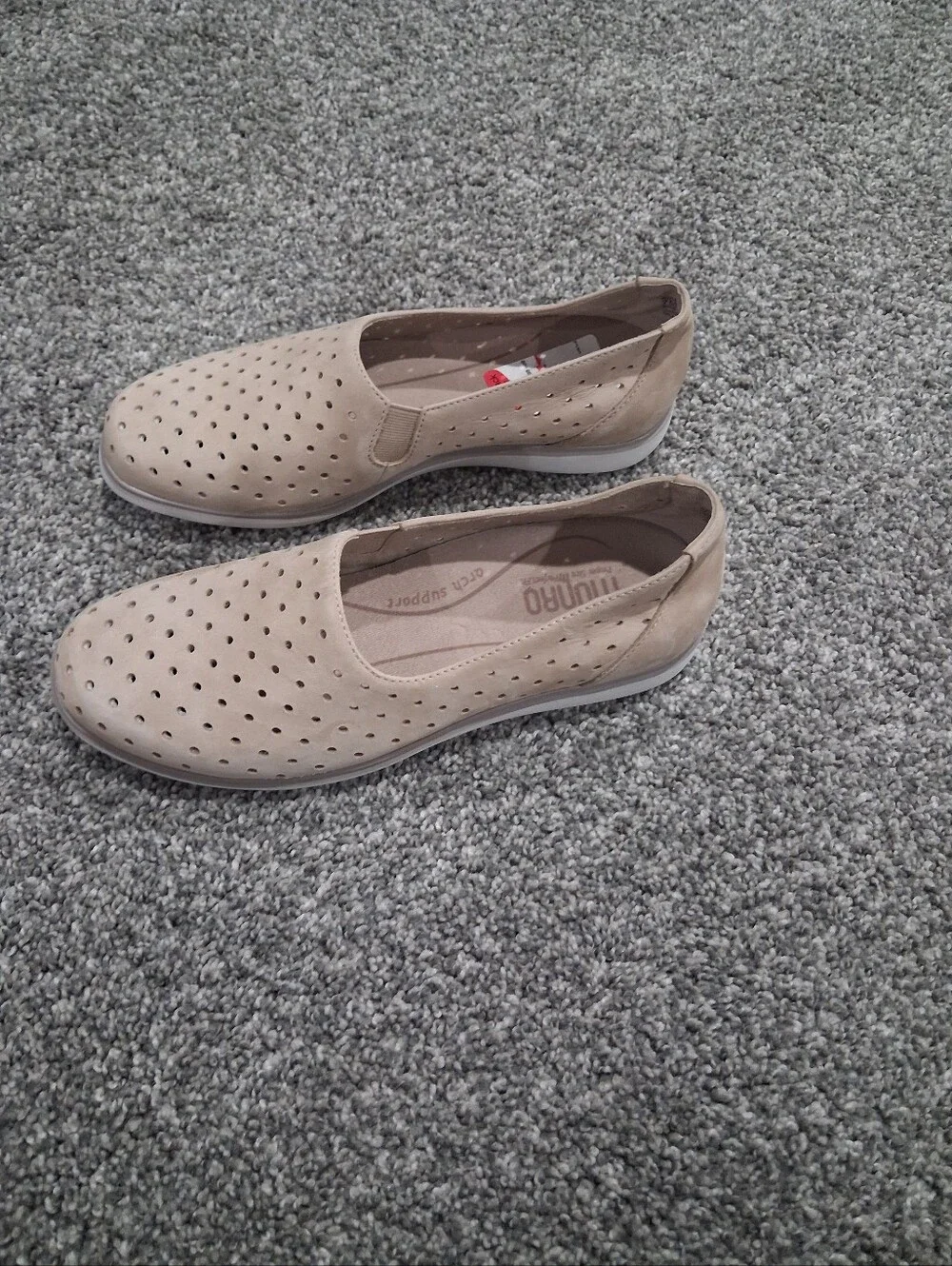 Munro Ridley Perforated Slip On Sneaker. Light Taupe Nubuck Leather. Size 7M NWT